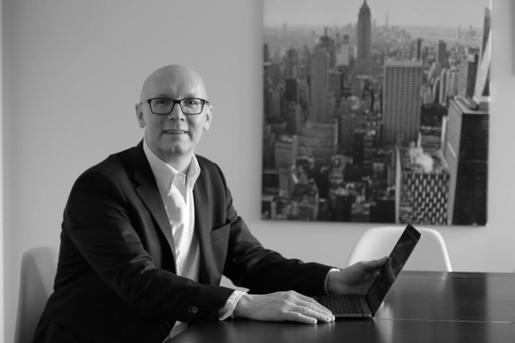 Työpöydän ääressä